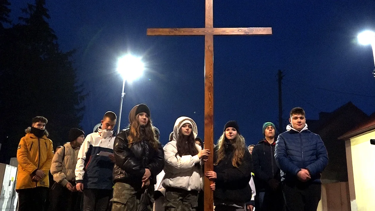 Droga krzyżowa w Krobi. Chrystusa zamieniono na papieża - Zdjęcie główne