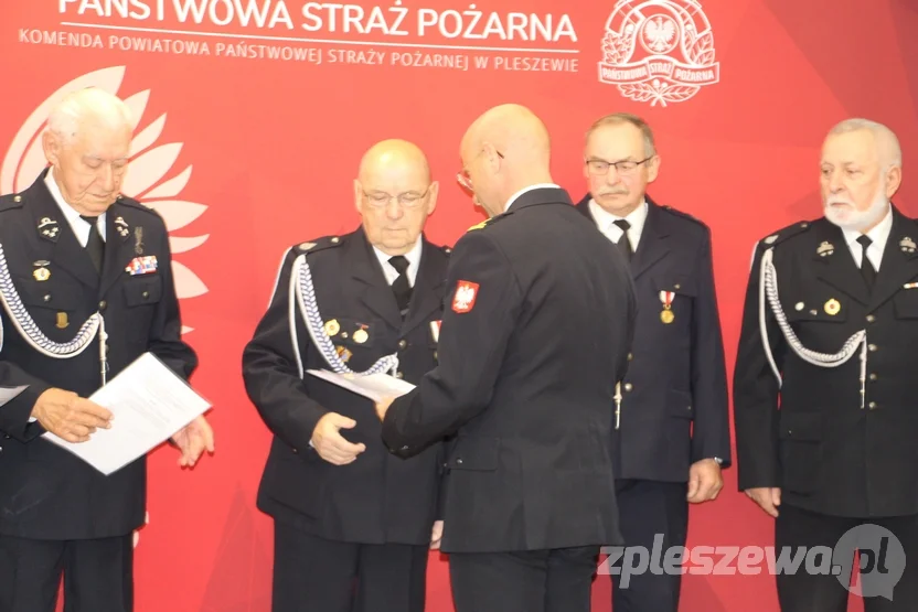 Wręczenie świadczeń ratowniczych i promes dla młodzieżowych drużyn pożarniczych z powiatu pleszewskiego