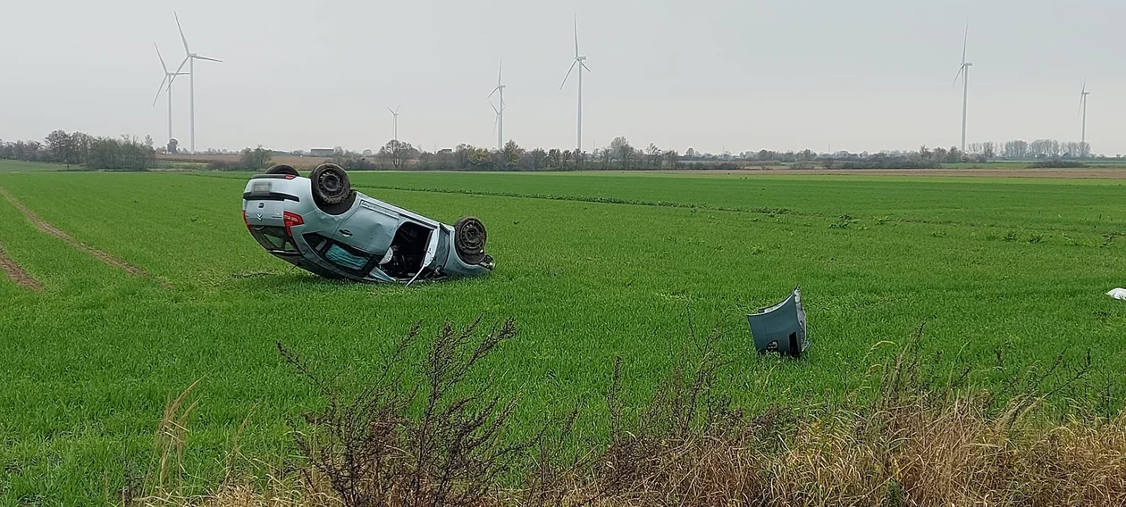 Niebezpieczne zdarzenie w Fabianowie. Dachowało auto - Zdjęcie główne