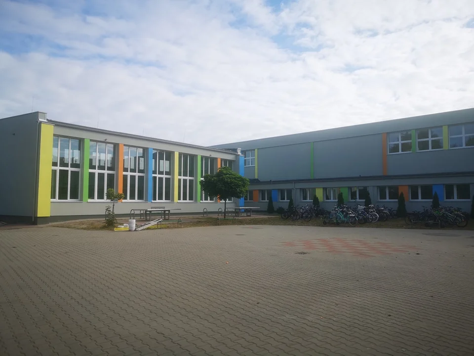 Budynek Szkoły Podstawowej nr 4 w Rawiczu