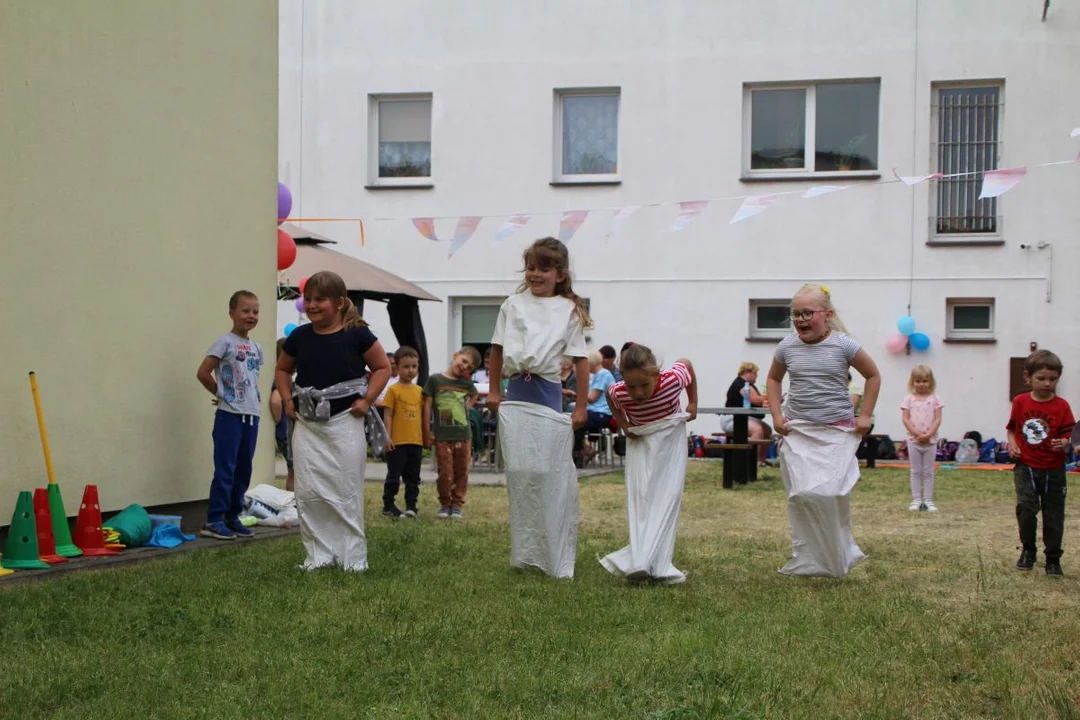 Przedszkolaki integrowały się z seniorami. Festyn na ulicy Zacisznej w Jarocinie