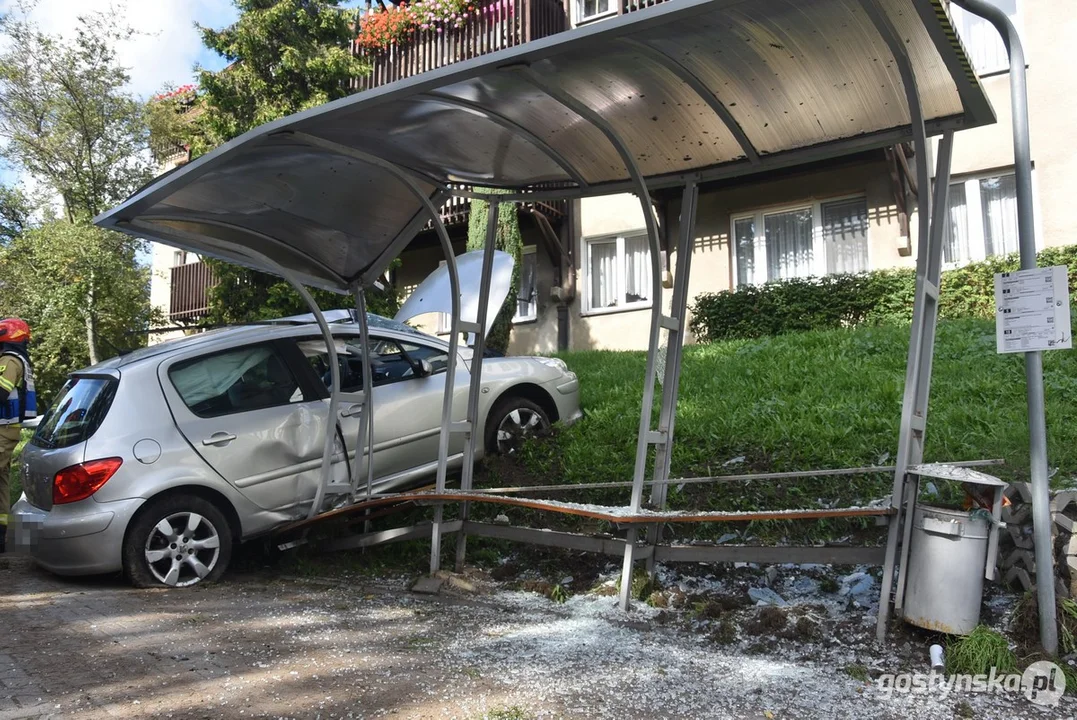 Zderzenie peugeota z przystankiem autobusowym na ul. Sikorskiego w Gostyniu