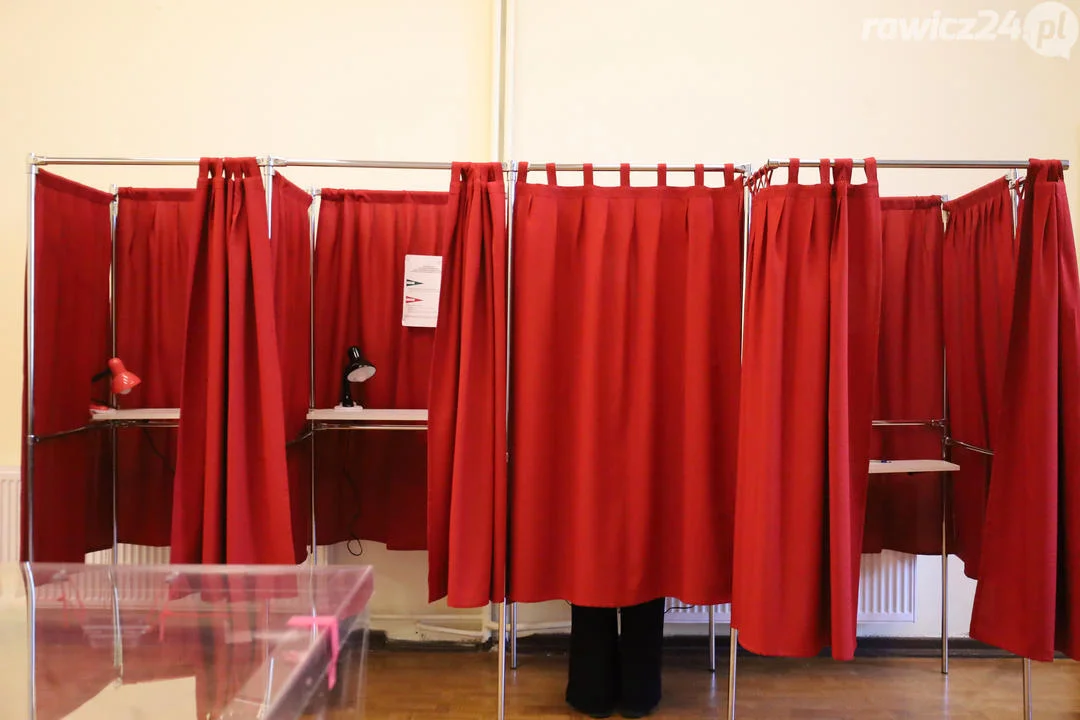 Frekwencja na 12:00 w powiecie rawickim