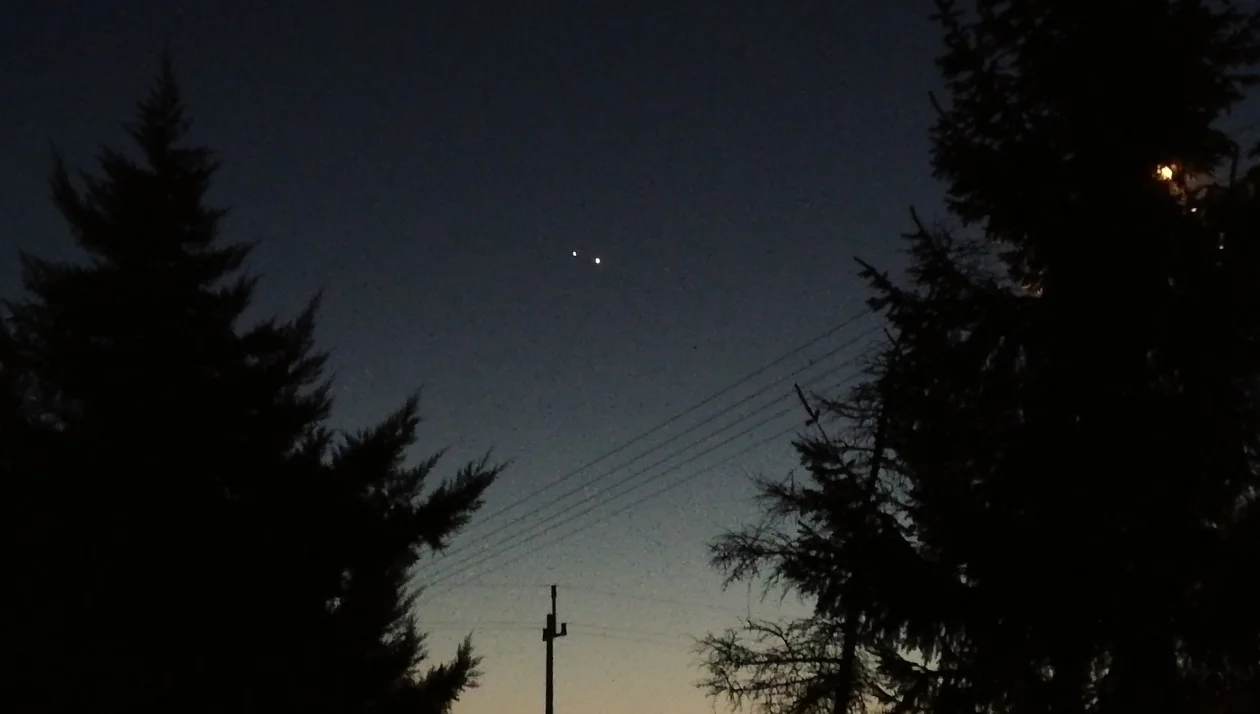 Jowisz i Wenus obok siebie. Te dwa jasne punkty możemy oglądać na niebie - Zdjęcie główne