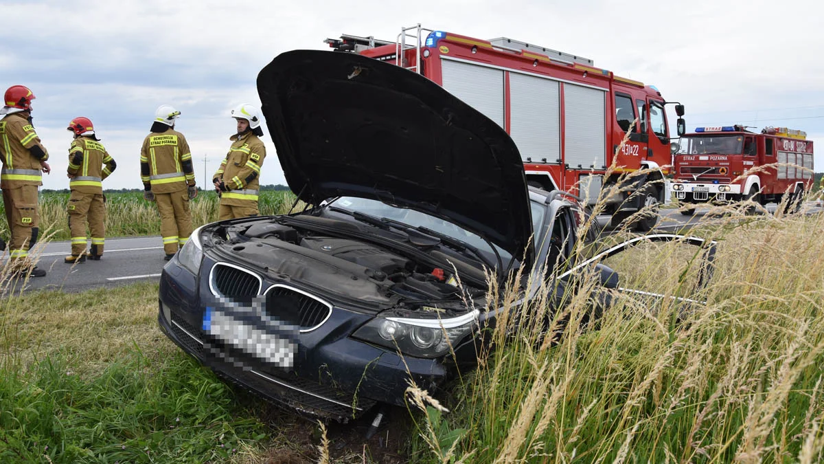 Wypadek na DK12 Gostyń - Jarocin. Samochód osobowy nagle wjechał do rowu