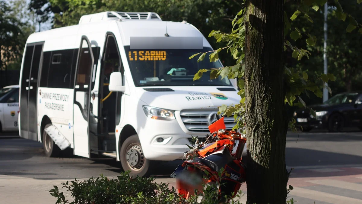 Podniósł przednie koło motocykla, nie wyhamował przed autobusem. Nastolatek w szpitalu - Zdjęcie główne