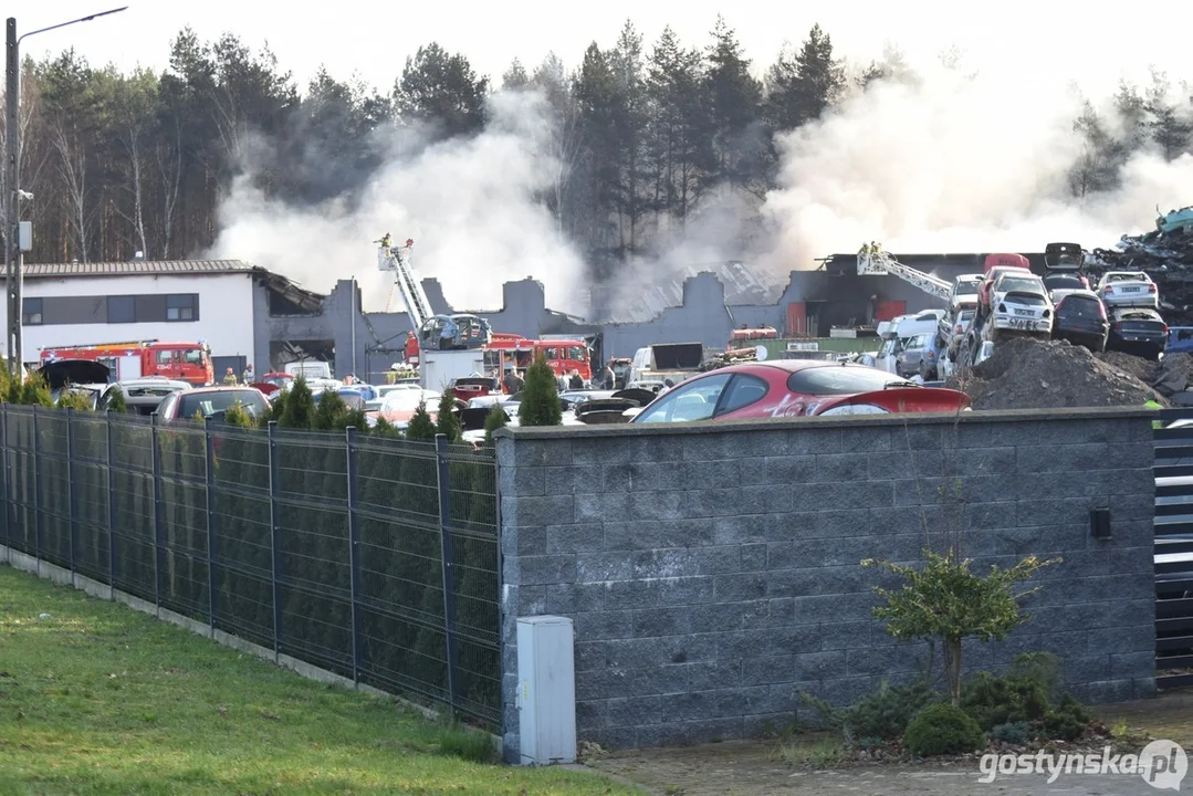 Pożar na stacji demontażu pojazdów w Śmiłowie