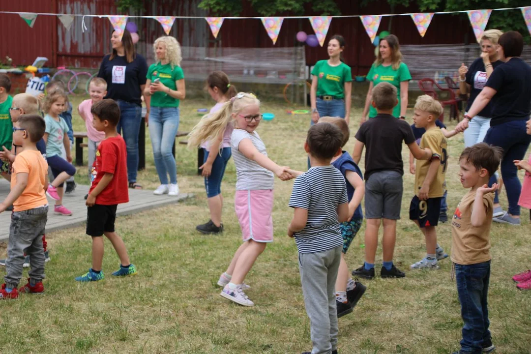 Przedszkolaki integrowały się z seniorami. Festyn na ulicy Zacisznej w Jarocinie