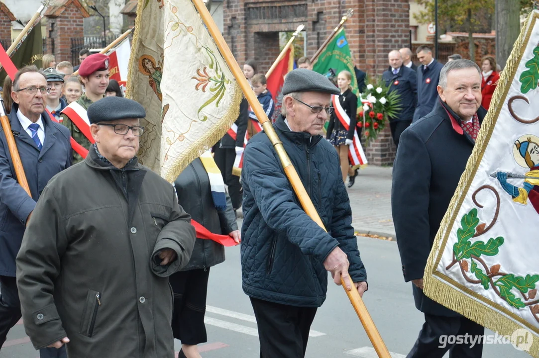 Przemarsz i uroczystości na cmentarzu w dniu 11 listopada w Krobi