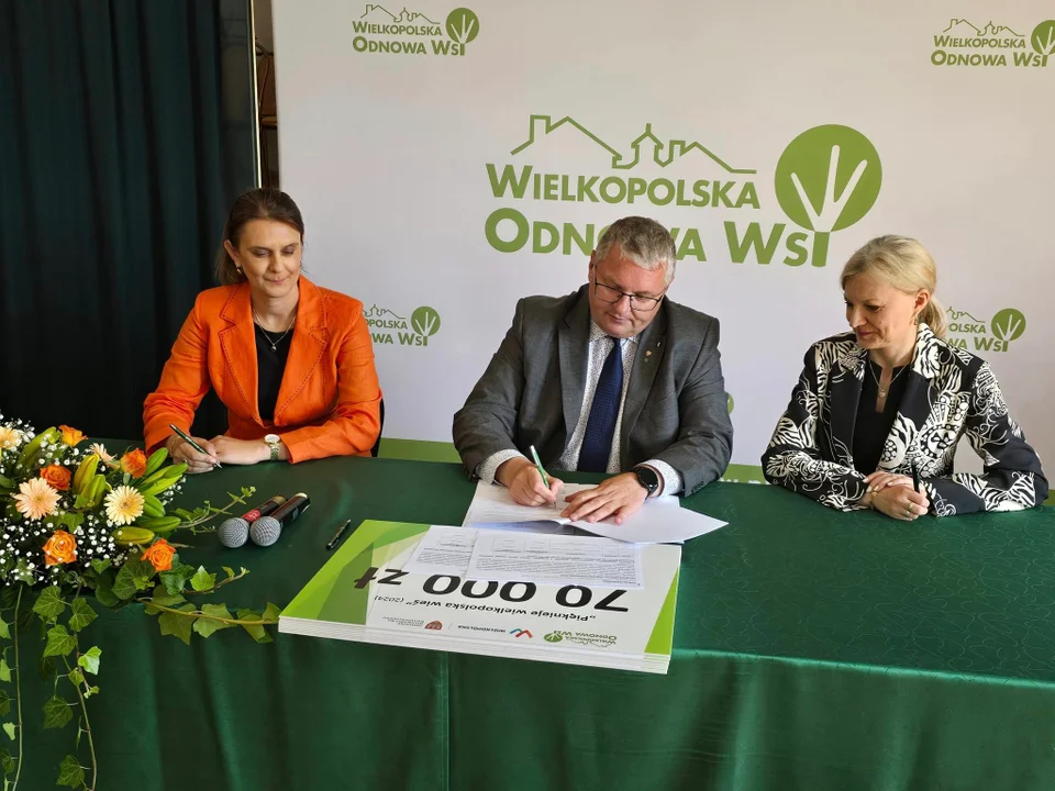 Podpisanie umów w ramach Wielkopolskiej Odnowy Wsi w Choczu