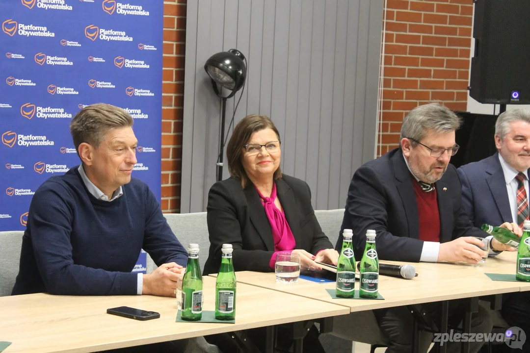 Posłanka Izabela Leszczyna przyjechała do Pleszewa. Była dyskusja o emeryturach, perspektywach dla młodych i gospodarce - Zdjęcie główne