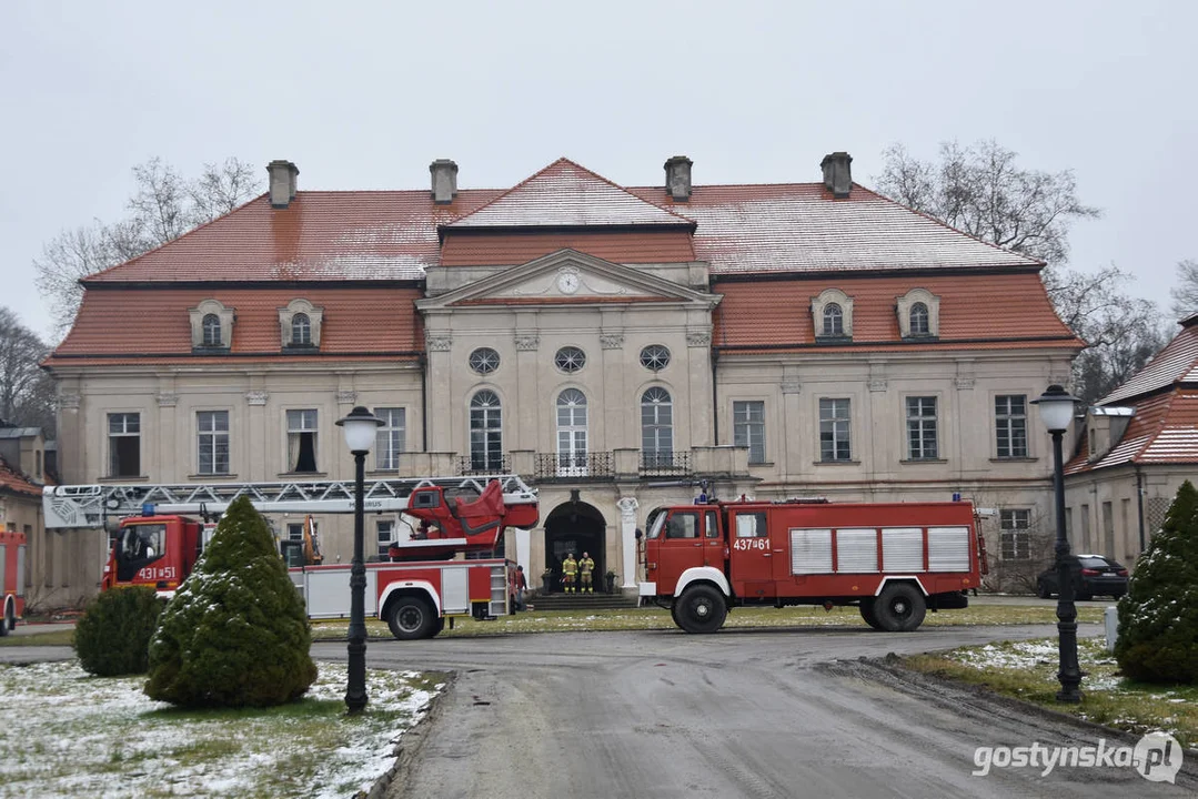 Pożar pałacu w Pępowie. Straż pożarna porządkuje pogorzelisko