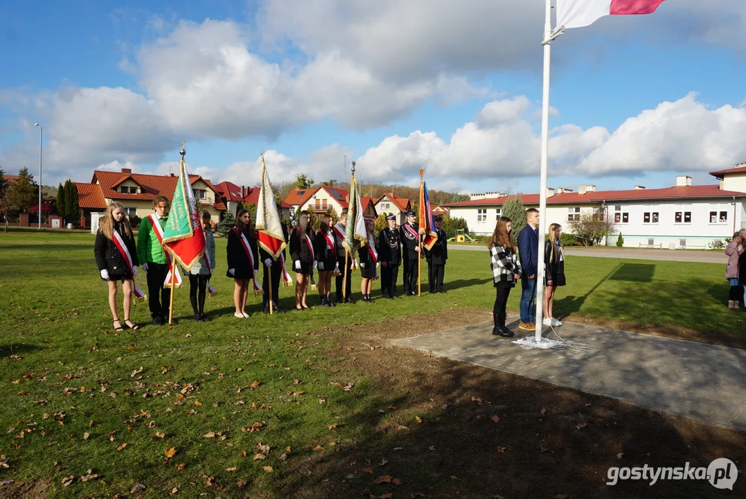 Patriotycznie w Szkole Podstawowej z Oddziałami Integracyjnymi im. M. Kopernika w Piaskach