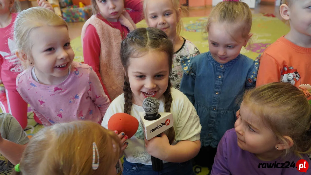 Przedszkolaki z Szymanowa i ich goście. Tym razem poznawali pracę dziennikarzy - Zdjęcie główne