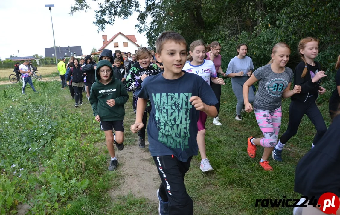 Przez las dla przyjemności. Uczniowie biegali w Szymonkach - Zdjęcie główne