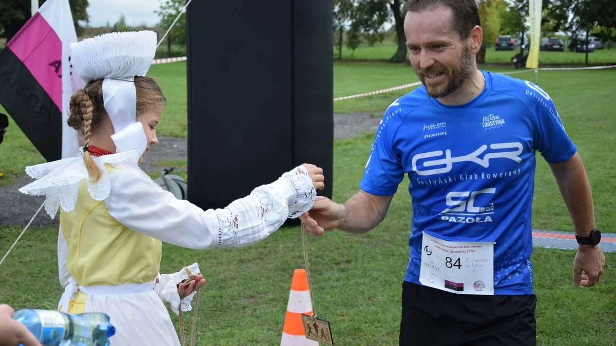 VII Tradycyjny Półmaraton Biskupiański w Starej Krobi 2022. Wystartowało dwa razy więcej biegaczy niż przed rokiem - Zdjęcie główne