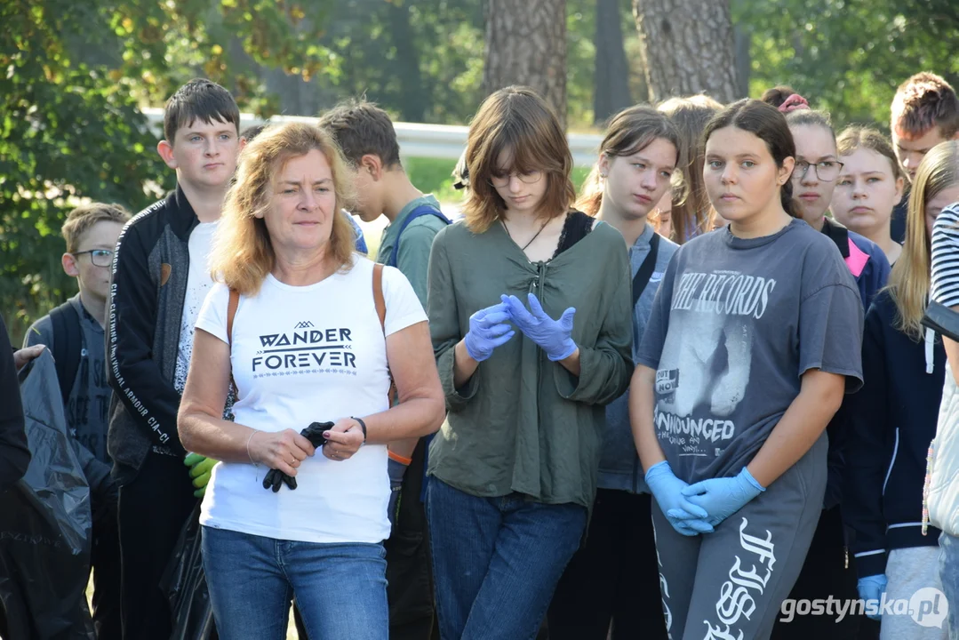 Akcja "Czysty las, czysta gmina - sprzątamy razem" w Piaskach