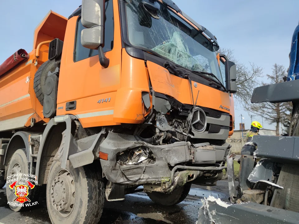 Koźmin Wlkp. Kolizja dwóch samochodów ciężarowych