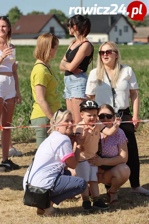 Kibice na gminnych zawodach strażackich w Jeziorach