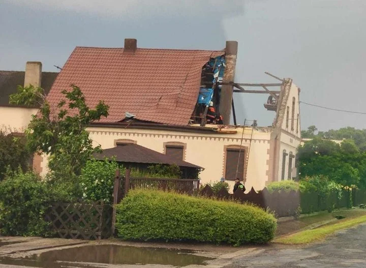 Zerwane dachy, powalone drzewa. Tragiczne skutki burz nad powiatem pleszewskim [ZDJĘCIA] - Zdjęcie główne