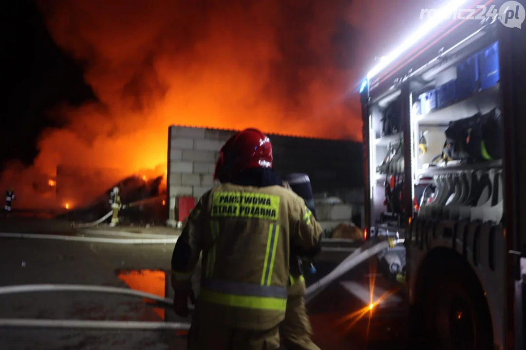 Pożar odpadów na terenie jednej z rawickich firm