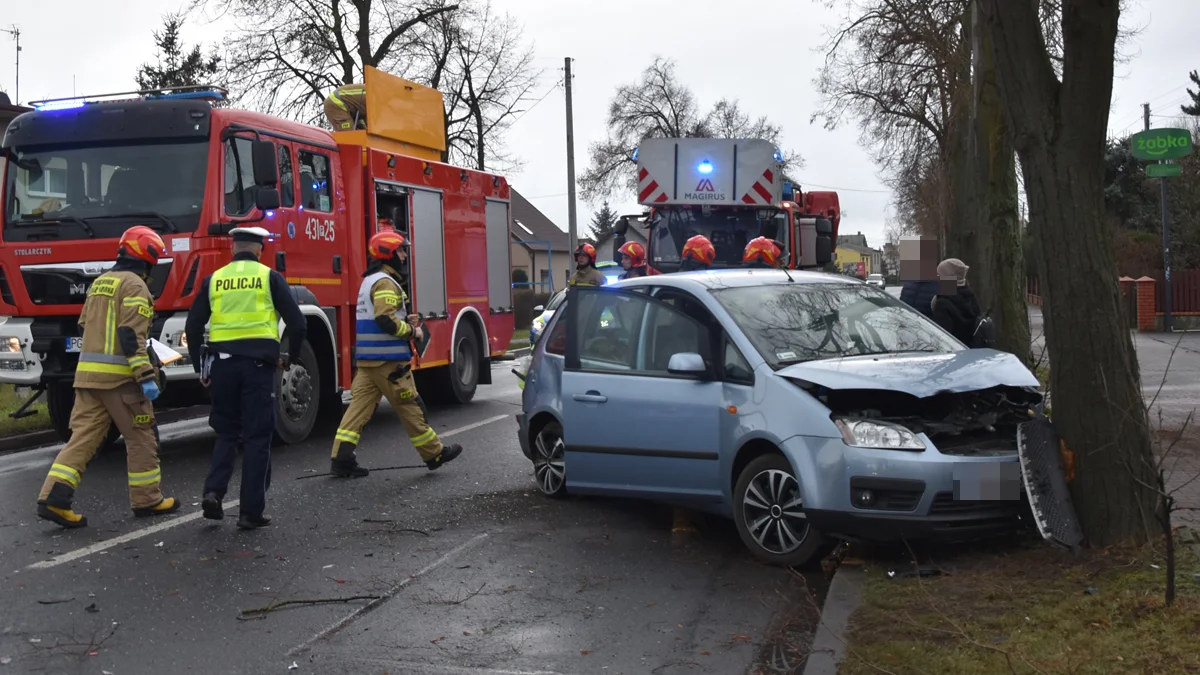 Kraksa na ul. Wrocławskiej w Gostyniu. Zderzyły się dwa samochody osobowe