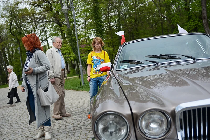 Wystawa zabytkowych pojazdów w Jarocinie z okazji Święta Flagi