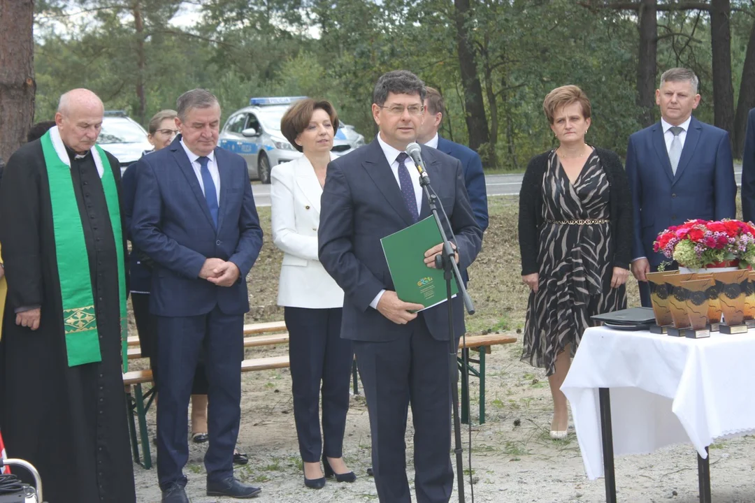 Minister Marlena Maląg otworzyła drogę Białobłoty-Orlina Duża. Towarzyszyli jej posłowie i samorządowcy