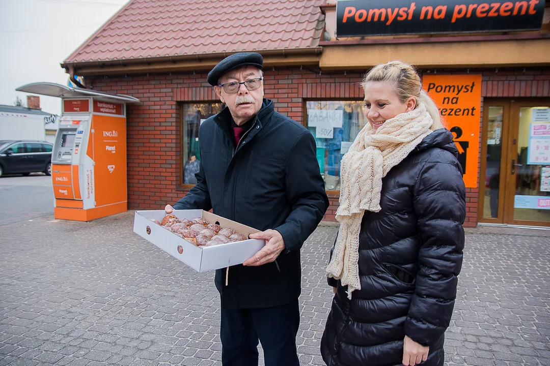 Przedwyborczy tłusty czwartek w Jarocinie. Kandydat PO KO na burmistrza i kandydaci Ziemi Jarocińskiej rozdawali pączki