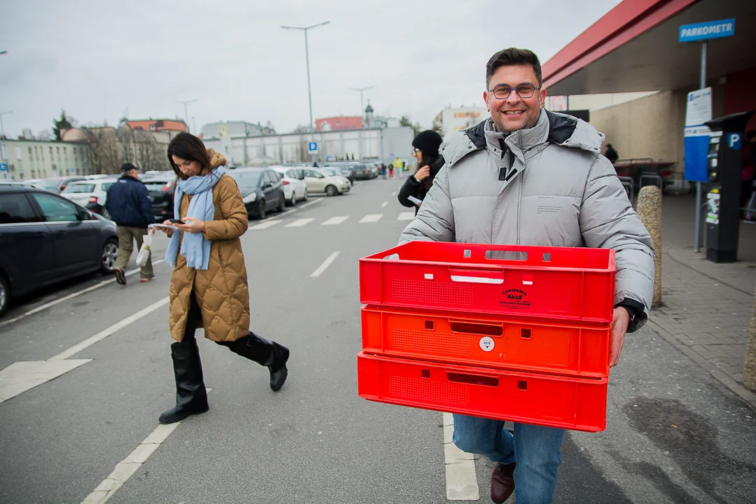 Przedwyborczy tłusty czwartek w Jarocinie. Kandydat PO KO na burmistrza i kandydaci Ziemi Jarocińskiej rozdawali pączki