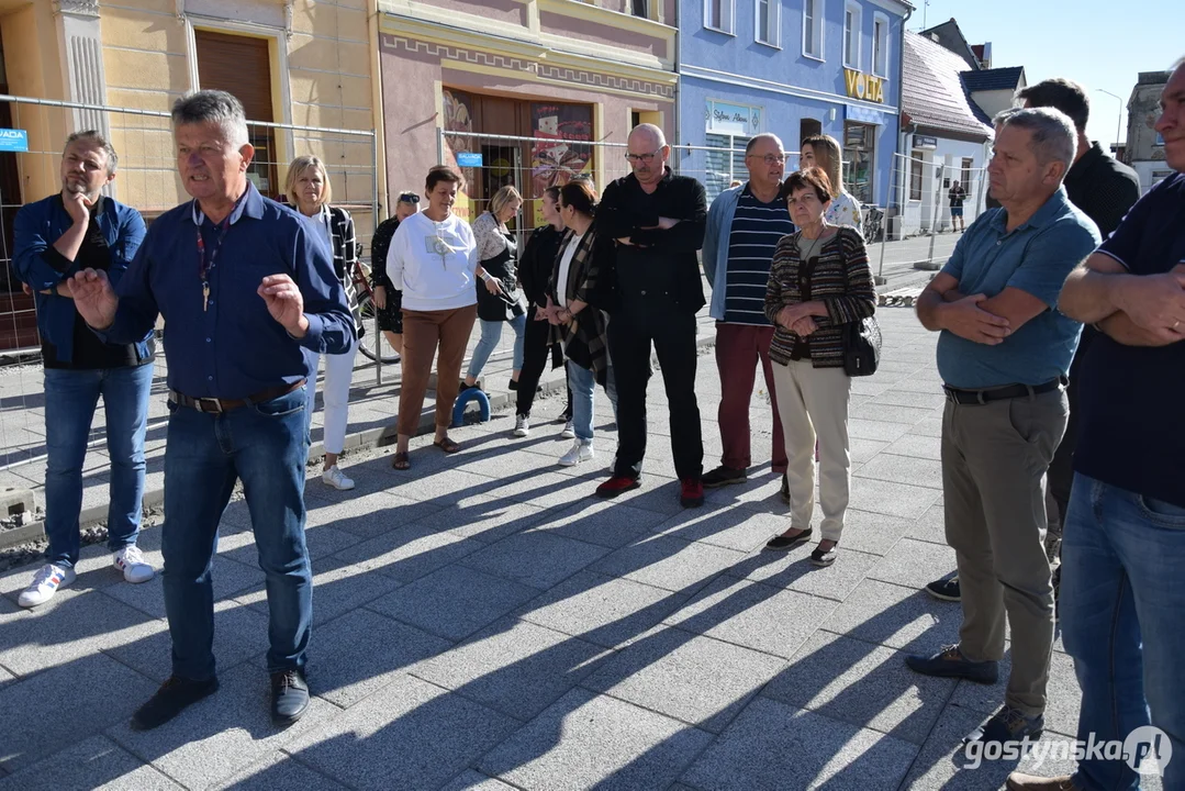 Spotkanie burmistrza Łukasz Kubiaka z przedsiębiorcami handlującymi na rynku w Krobi