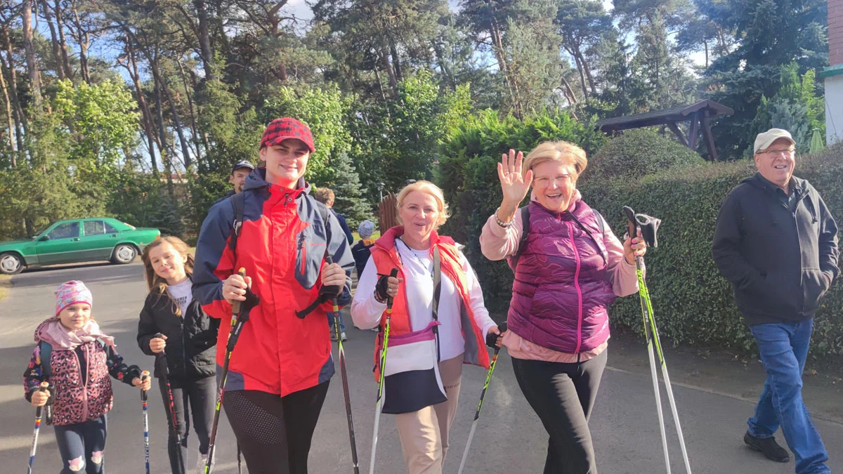 W 3. Marszu Po Zdrowie w Piaskach z nordic walking poszło ponad 150 osób. Dopisywała pogoda i humory - Zdjęcie główne