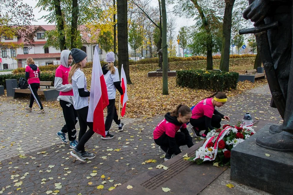 Biegacze Jarocin pobiegli szlakiem pomników poświęconych bohaterom Ziemi Jarocińskiej