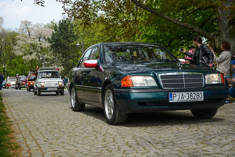 Wystawa zabytkowych pojazdów w Jarocinie z okazji Święta Flagi