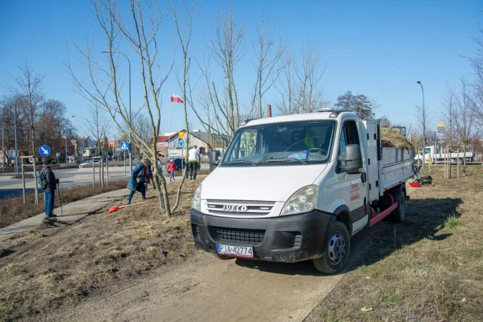 Sprzątają Jarocin. Mieszkańcy uważają, że „to wielki czas, bo jest z czego” [ZDJĘCIA, SONDA] - Zdjęcie główne