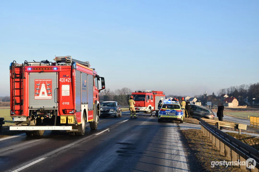 Wypadek na DW434 Gostyń - Poznań. Zderzyły się trzy samochody