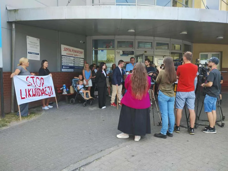Protest przed Szpitalem Powiatowym w Jarocinie