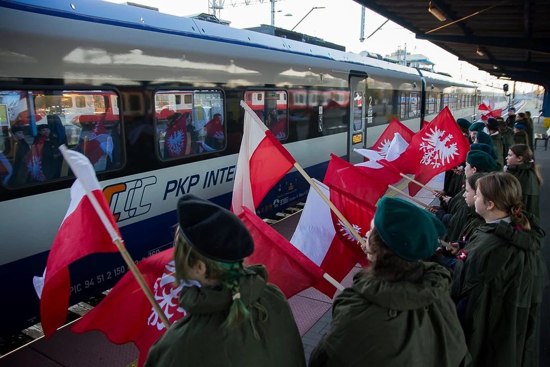 Harcerze werblem i dzwonkiem "budzili śpiących" na dworcu w Jarocinie