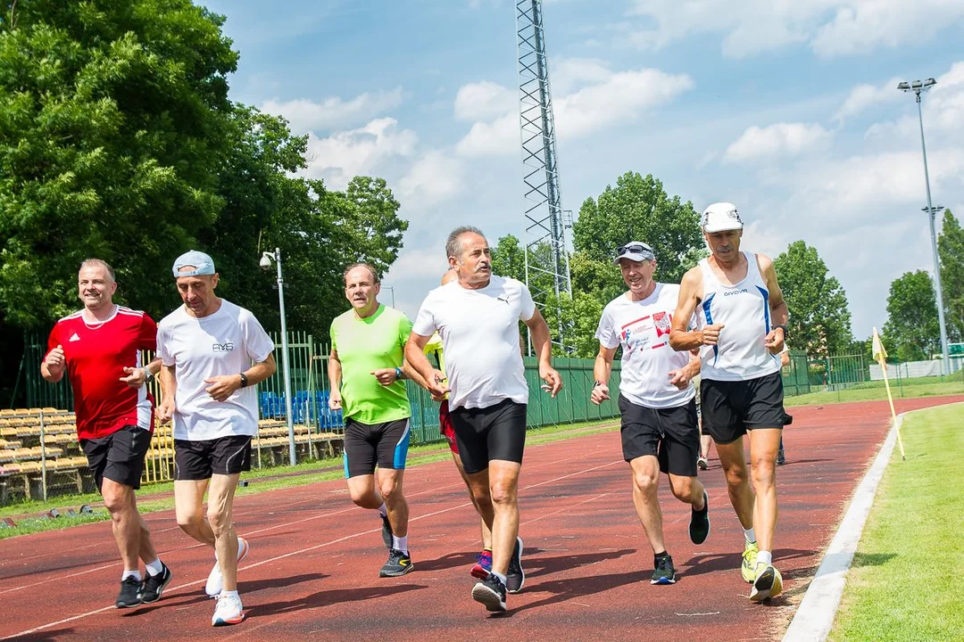 70 okrążeń stadionu w Jarocinie na 70. urodziny. Wiesław Garbarek świętował nietypowo