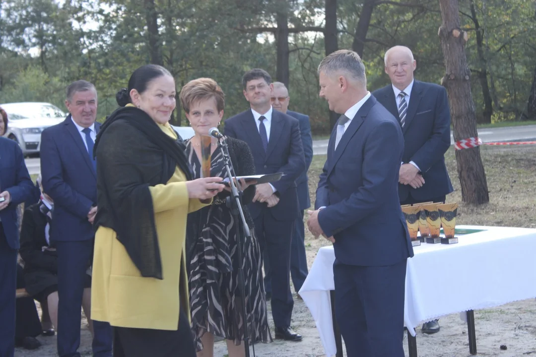 Minister Marlena Maląg otworzyła drogę Białobłoty-Orlina Duża. Towarzyszyli jej posłowie i samorządowcy