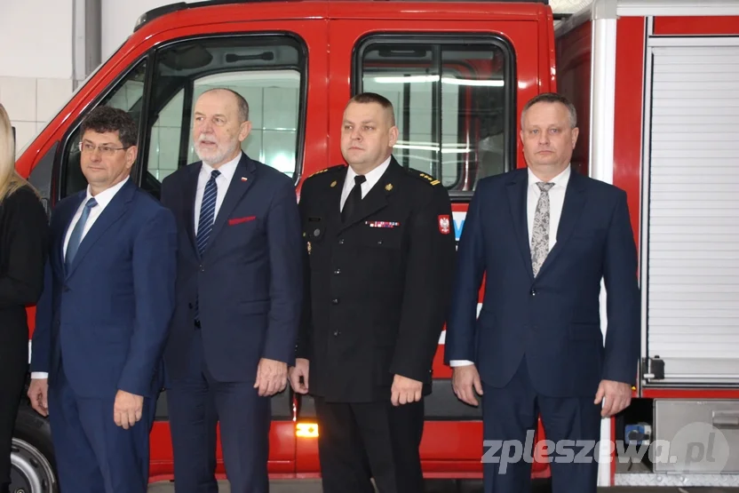 Strażacy z powiatu pleszewskiego odebrali nowe auta i świadczenia