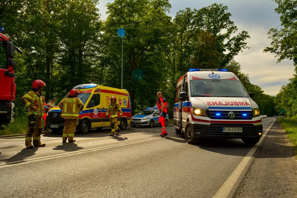 Zderzenie na DK 11 między Jarocinem a Witaszyczkami. Samochodami podróżowało pięć osób