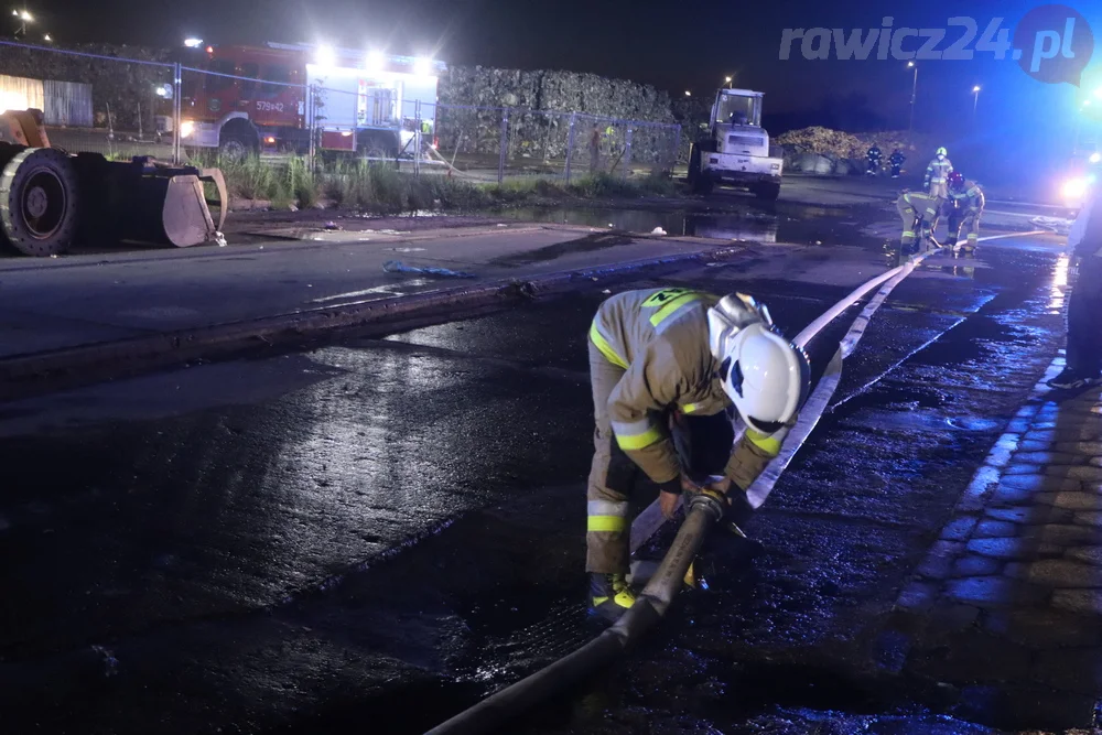 Pożar odpadów na terenie jednej z rawickich firm