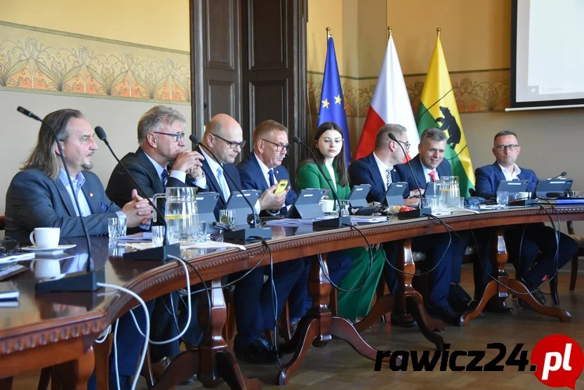 Sesja rady miejskiej w Rawiczu. Trudny wybór przewodniczącego rady, ślubowanie i pensja dla burmistrza (ZDJĘCIA) - Zdjęcie główne