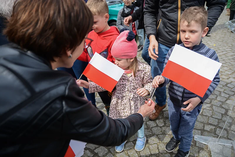 Wystawa zabytkowych pojazdów w Jarocinie z okazji Święta Flagi