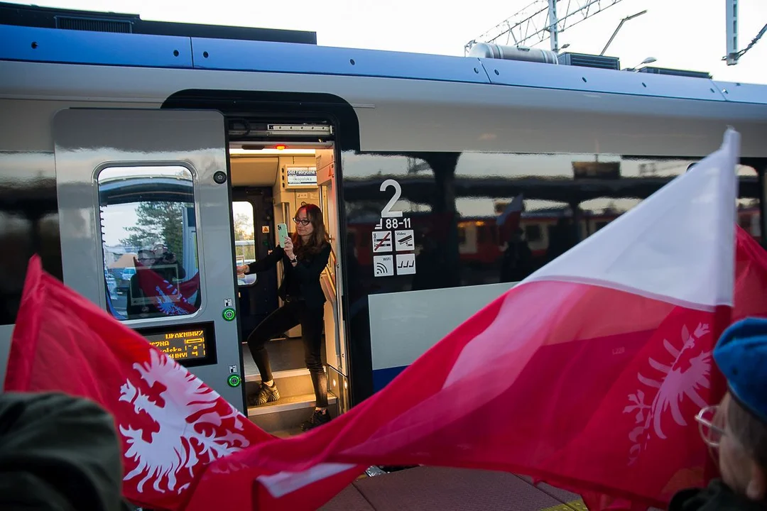 Harcerze werblem i dzwonkiem "budzili śpiących" na dworcu w Jarocinie