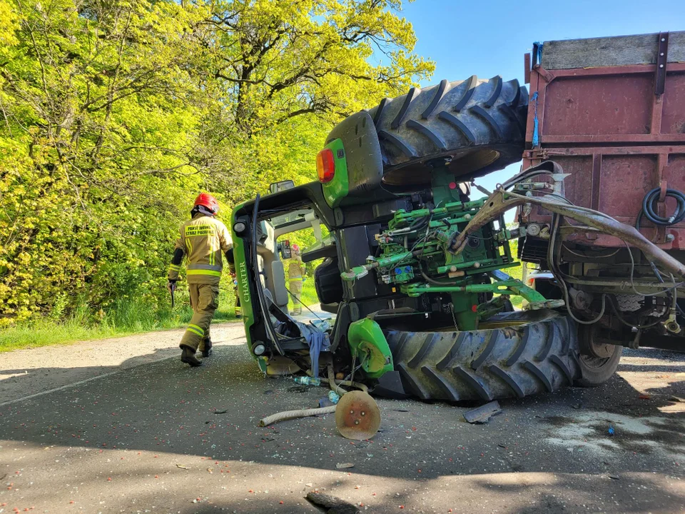 Zderzenie dwóch ciągników rolniczych kierowanych przez mieszkańców powiatu gostyńskiego - Zdjęcie główne