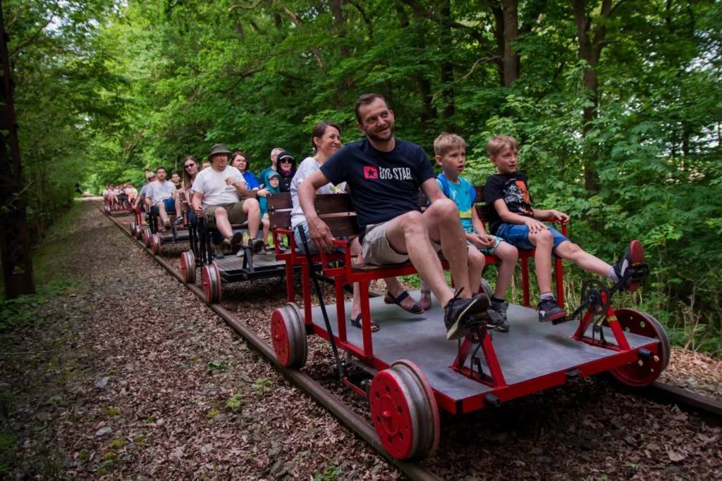 Weseli Ogrodnicy na drezynach. Piknik dla Fundacji Ogród Marzeń na stacji Brzostów Wlkp. [ZDJĘCIA] - Zdjęcie główne