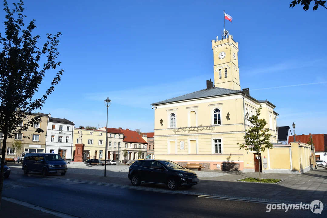 Nielegalne parkowanie na rynku w Krobi