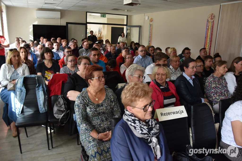 Wystawa prac plastycznych Znane-Nieznane. Stowarzyszenie Nie Sami Krobia